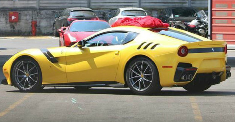«Горячий» Ferrari F12berlinetta попался без защитного камуфляжа