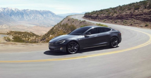 Tesla Model S пролетел 30 м после превышения скорости