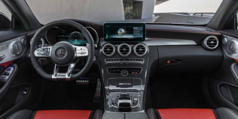 Новое рулевое колесо AMG с тачпадами и опциональная цифровая приборка на 12,3 д. Центр. экран — 7 д и 10,25 как опция. Исходная отделка «рояльный лак/алюминий», углепластик в нескольких оттенках