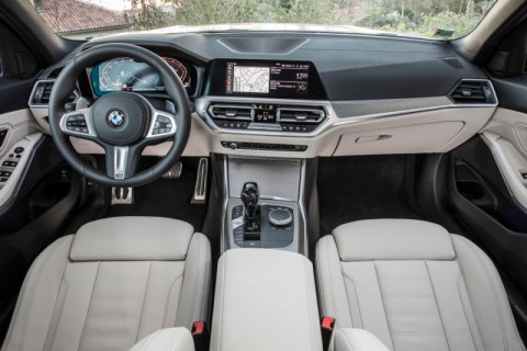 Шоу-румы BMW в России начали продавать первые экземпляры модели, которая минимально оценивается в 2 580 000 рублей.