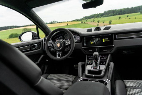 Porsche Cayenne Turbo S E-Hybrid обрел цену в рублях