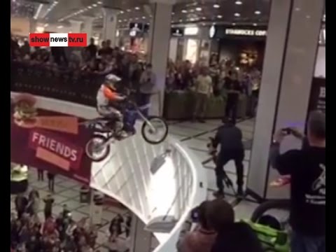 Мотоциклисты устроили опасные гонки в магазине