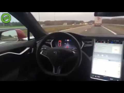 Total idiot tries Tesla autopilot without driver on Dutch Highway