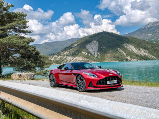 Aston Martin DB12 фото