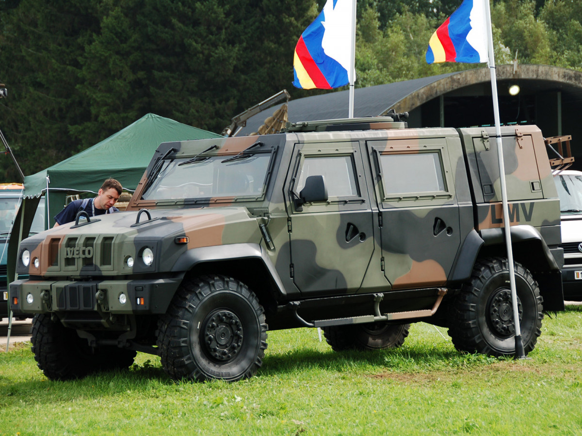 Бронеавтомобиль Iveco LMV