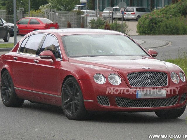 Bentley Continental Flying Spur попался фотографам-шпионам