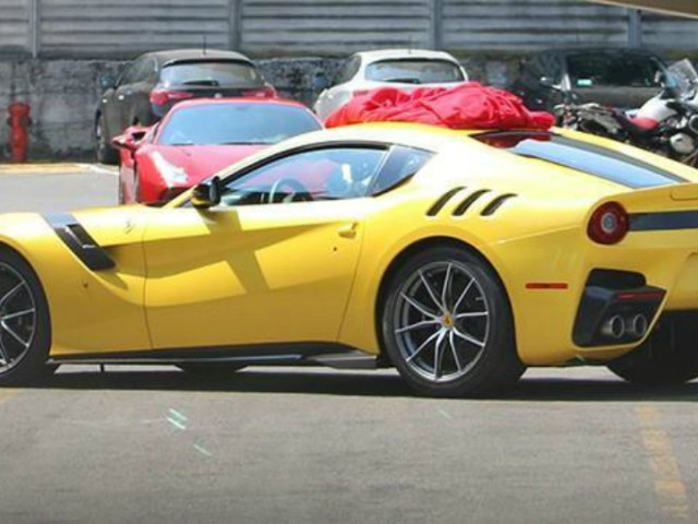 «Горячий» Ferrari F12berlinetta попался без защитного камуфляжа