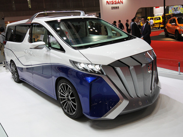 Минивэн Toyota Alphard превратился в кабриолет