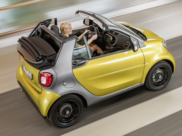 Кабриолет Smart Fortwo получил рублевые цены