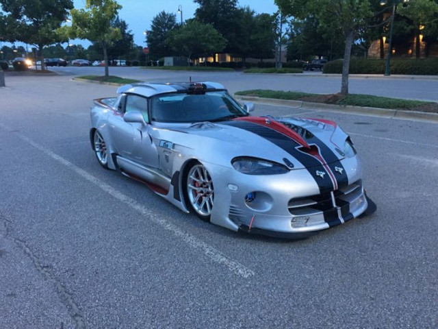 Из спорткара Dodge Viper умельцы сделали настоящего трансформера