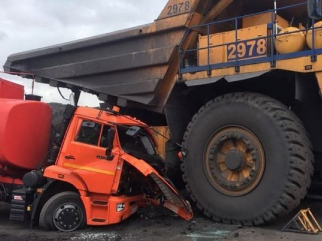 Женщина на БелАЗе переехала бензовоз