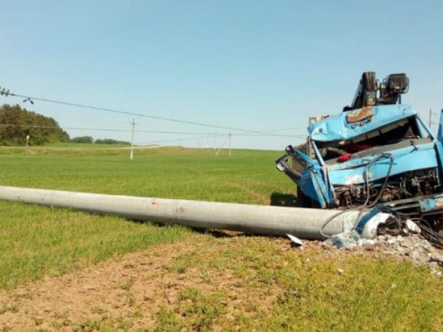 КамАЗ снёс опору ЛЭП посреди поля