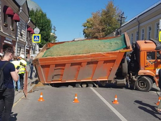 Грузовик провалился под асфальт в центре Москвы