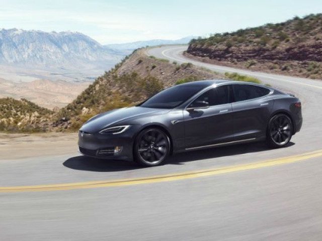 Tesla Model S пролетел 30 м после превышения скорости