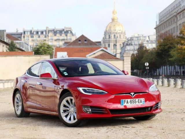 Новый Tesla Model S оснастят трехмоторной силовой тягой