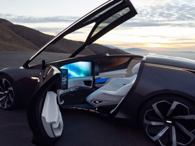 Cadillac InnerSpace с экраном вместо ветрового стекла