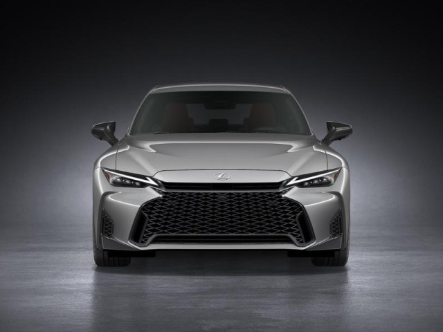 Lexus представил обновленную модель седана IS