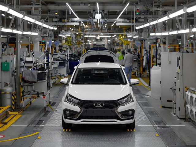 Старт серийного производства Lada Iskra на петербургском заводе и первые автомобили у дилеров