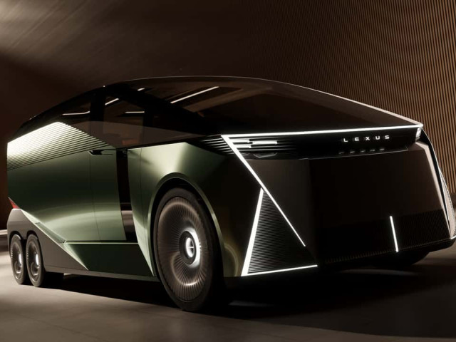 Lexus LS превратился в шестиколёсный минивэн