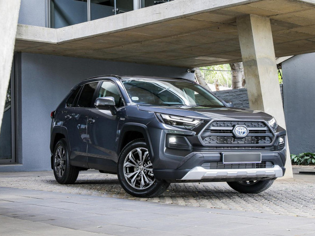 Toyota предложит альтернативы Camry и RAV4: как изменится цена и льготы с декабря