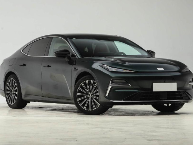 Просторный седан Geely с 1600-километровым пробегом выходит по более доступной цене