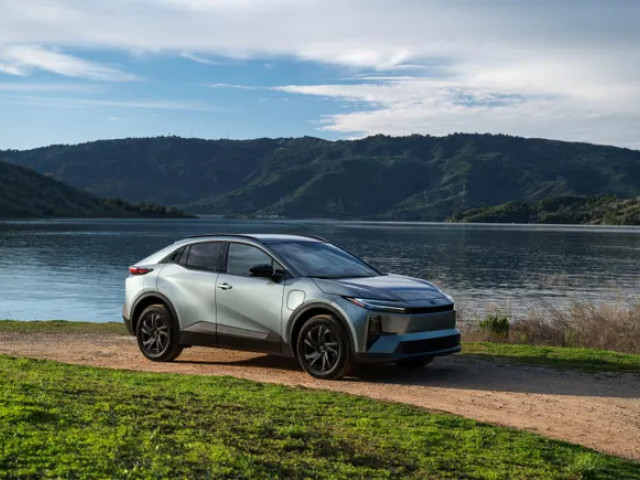 Обзор Toyota C-HR: Спортивный и стильный электрокроссовер