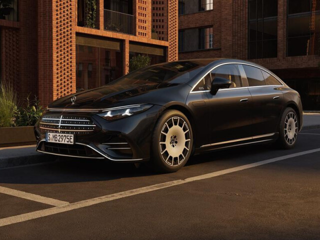 Mercedes обновил EQS, заменив руль на инновационный штурвал