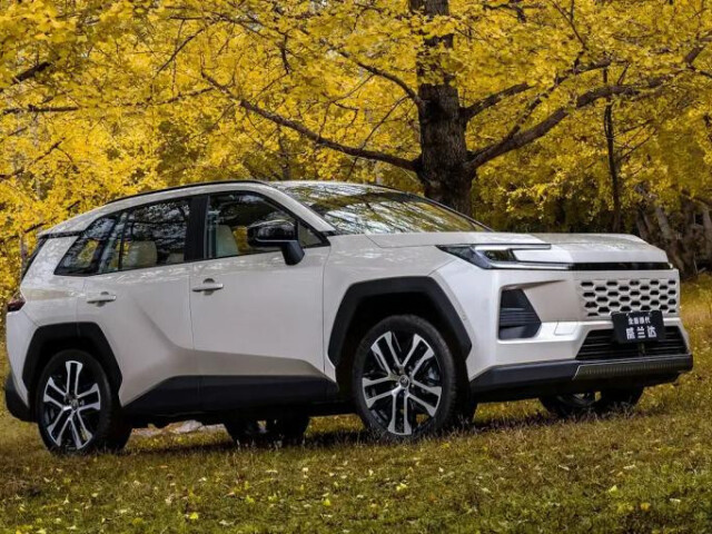 В Россию начали ввозить Toyota Wildlander — «близнеца» RAV4 с богатым оснащением
