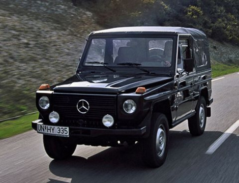 Внедорожник Mercedes Gelandewagen для гражданских нужд впервые появился в 1979 году (индекс W460). Автомобиль предлагался с двумя типами колёсной базы (2400 и 2850 мм) и с тремя вариантами кузова — трёх- и пятидверным и кабриолет