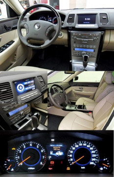 Внутри — новые кожаные сиденья с вентиляцией, более мягкое освещение салона, вставки под полированное чёрное дерево, а также новый 3,5-дюймовый дисплей мультимедийной системы, перекочевавший сюда из седана Hyundai Equus.