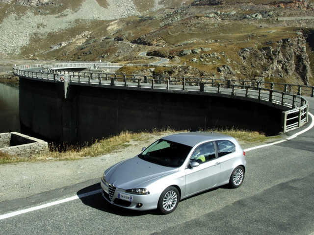 Alfa Romeo 147 3-door фото