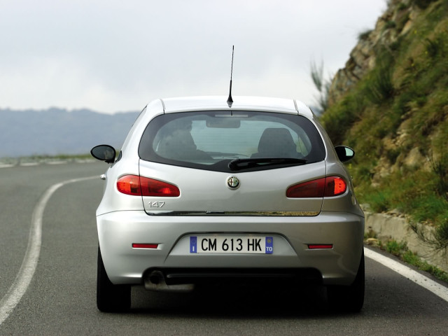 Alfa Romeo 147 3-door фото