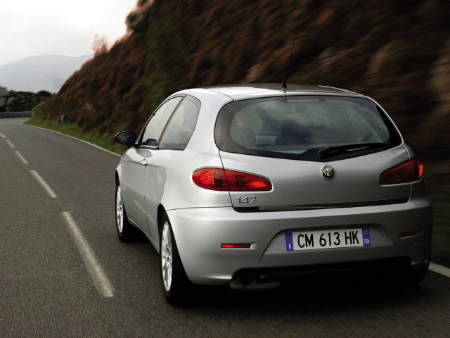 Alfa Romeo 147 3-door фото