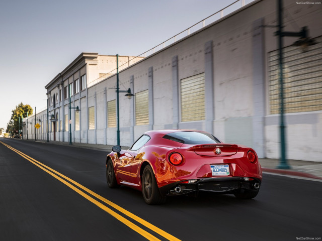 Alfa Romeo 4C Coupe US-Version фото