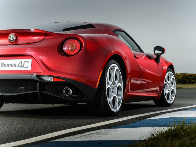 Alfa Romeo 4C фото