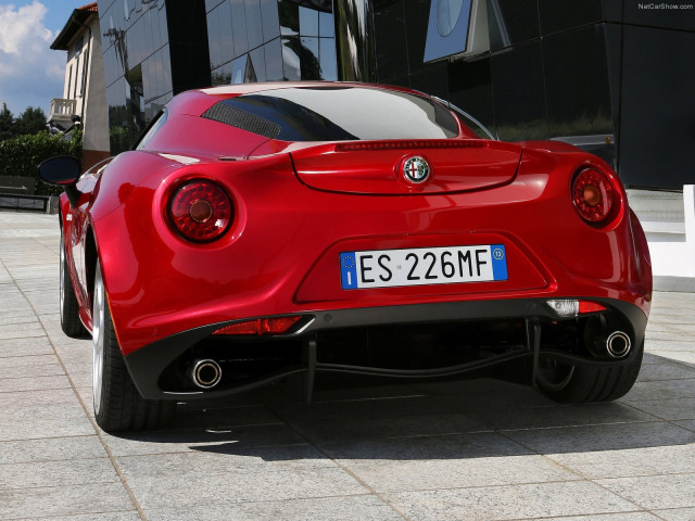 Alfa Romeo 4C фото