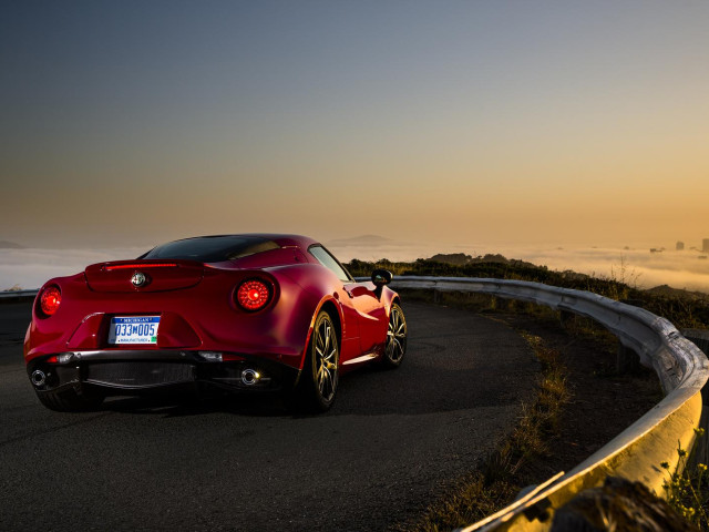 Alfa Romeo 4C фото