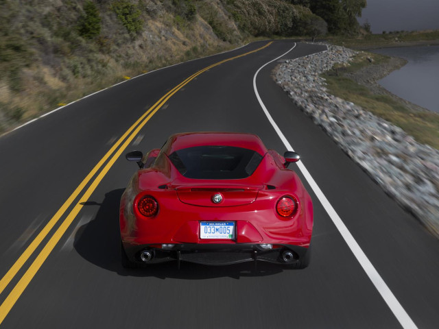 Alfa Romeo 4C фото