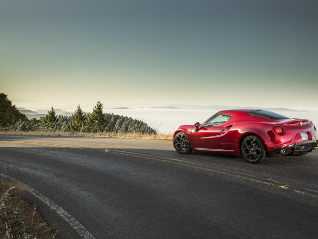 Alfa Romeo 4C фото