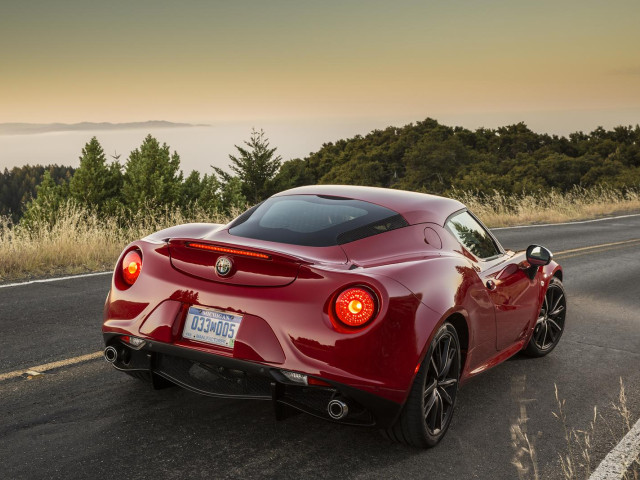 Alfa Romeo 4C фото