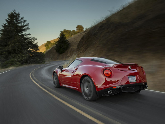 Alfa Romeo 4C фото