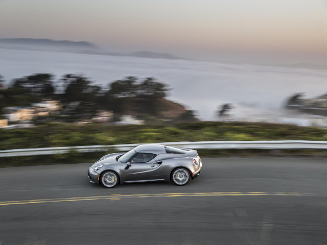 Alfa Romeo 4C фото