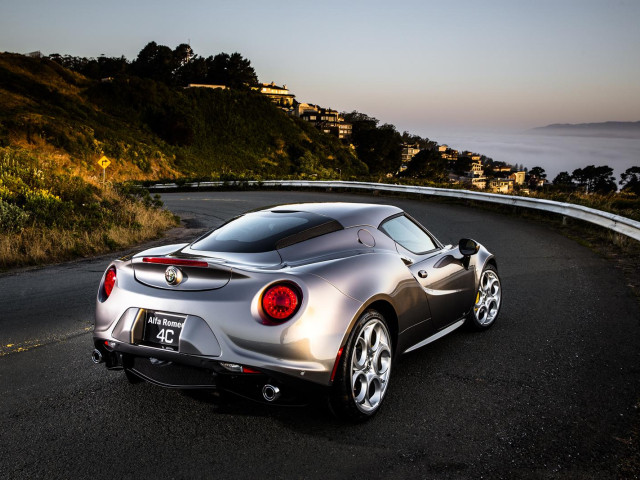 Alfa Romeo 4C фото