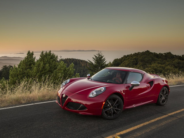 Alfa Romeo 4C фото