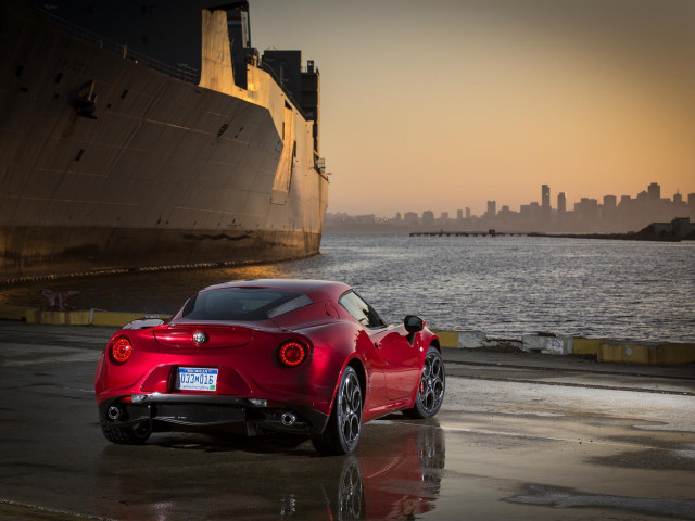 Alfa Romeo 4C фото