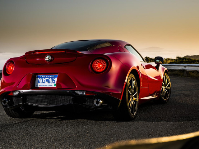 Alfa Romeo 4C фото