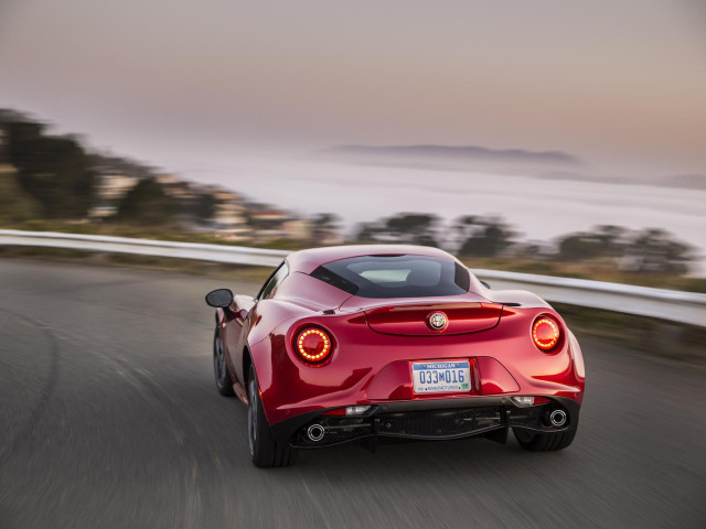 Alfa Romeo 4C фото