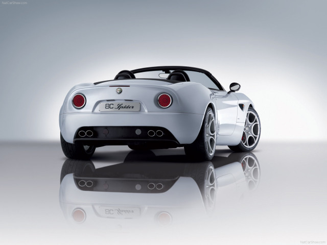 Alfa Romeo 8C Spider фото