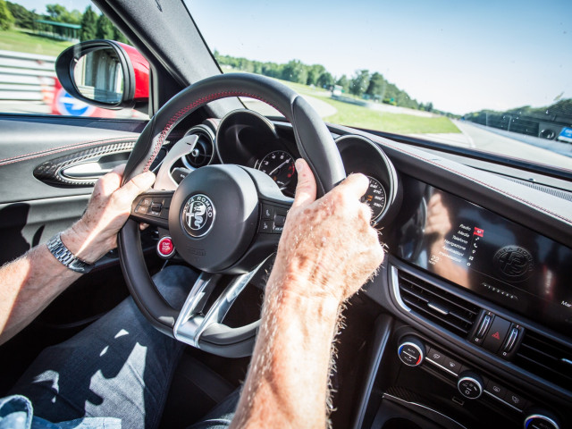 Alfa Romeo Giulia Quadrifoglio фото