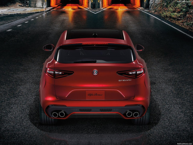 Alfa Romeo Stelvio фото